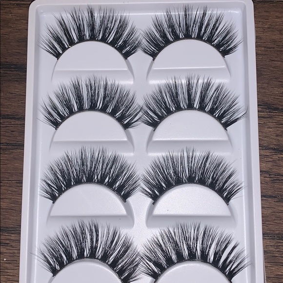 False eyelashes - Picture 2 of 3